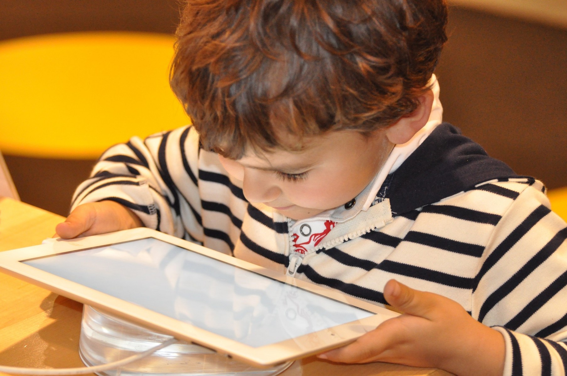  Les enfants sur tablette tactile en France