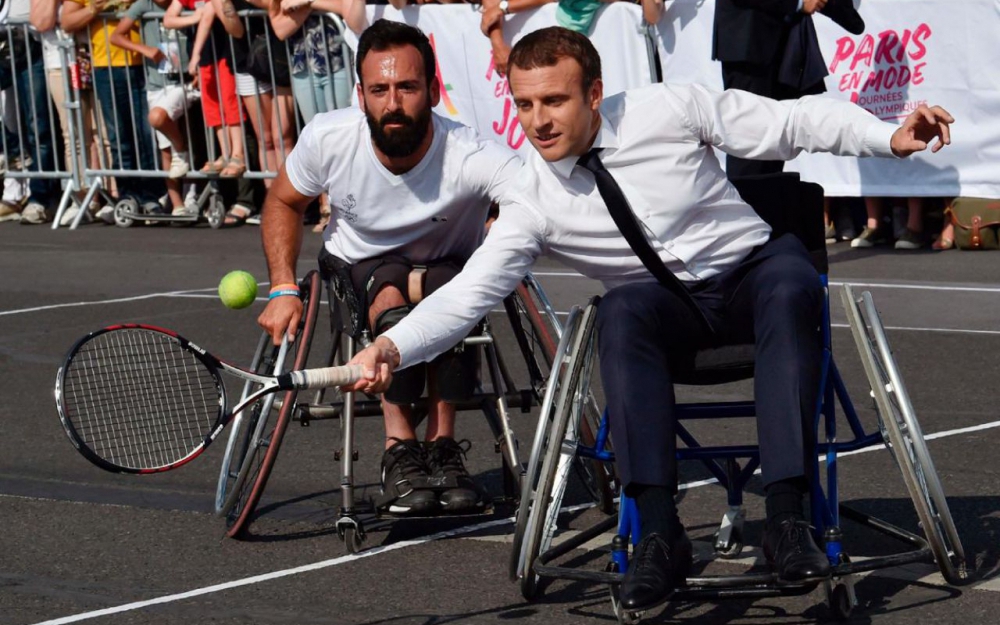 Emmanuel Macron s'essaye au tennis fauteuil