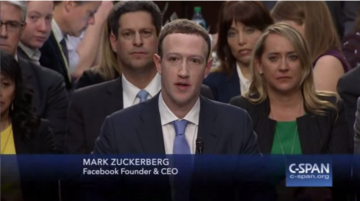 Mark Zuckerberg répond aux différentes questions pendant son audition
