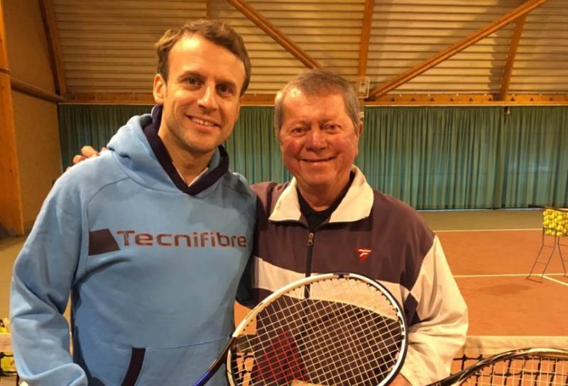 Le Président Macron en compagnie de son entraîneur Stan Kuchna avec son équipement Tecnifibre